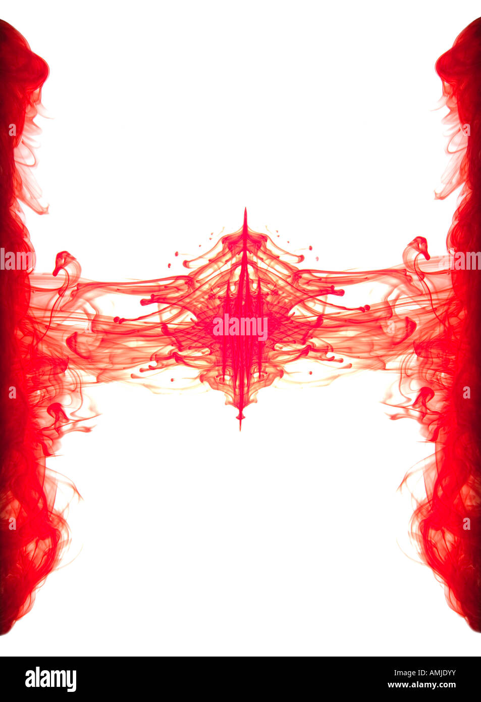 Image abstraite de l'encre rouge formant des formes dans l'eau Banque D'Images