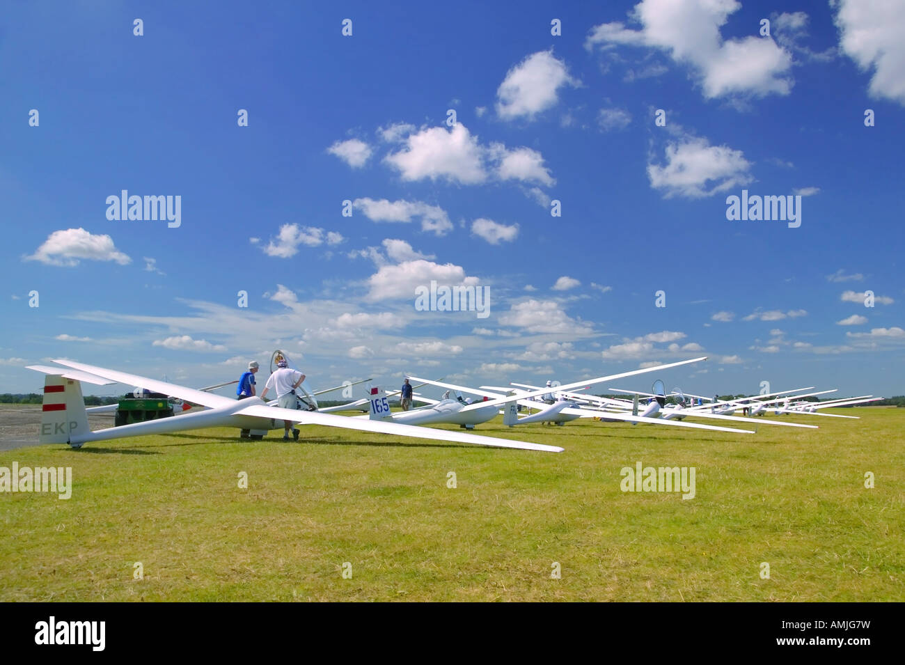 Les planeurs alignés sur la grille de départ à l'UK National deltaplane concours tenu au club de vol à Lasham Banque D'Images