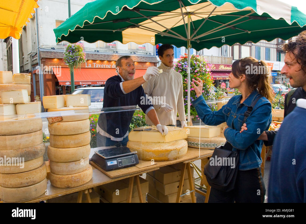 Vente de fromage à l'homme de marché Trouville en Normandie France Banque D'Images