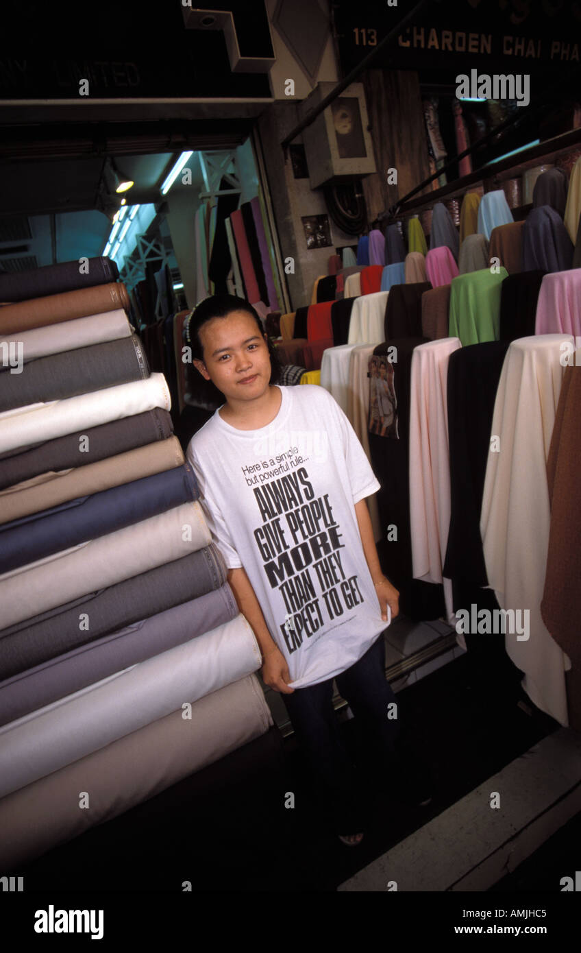 Fille de Bangkok avec un sage dit sur son T-shirt Banque D'Images