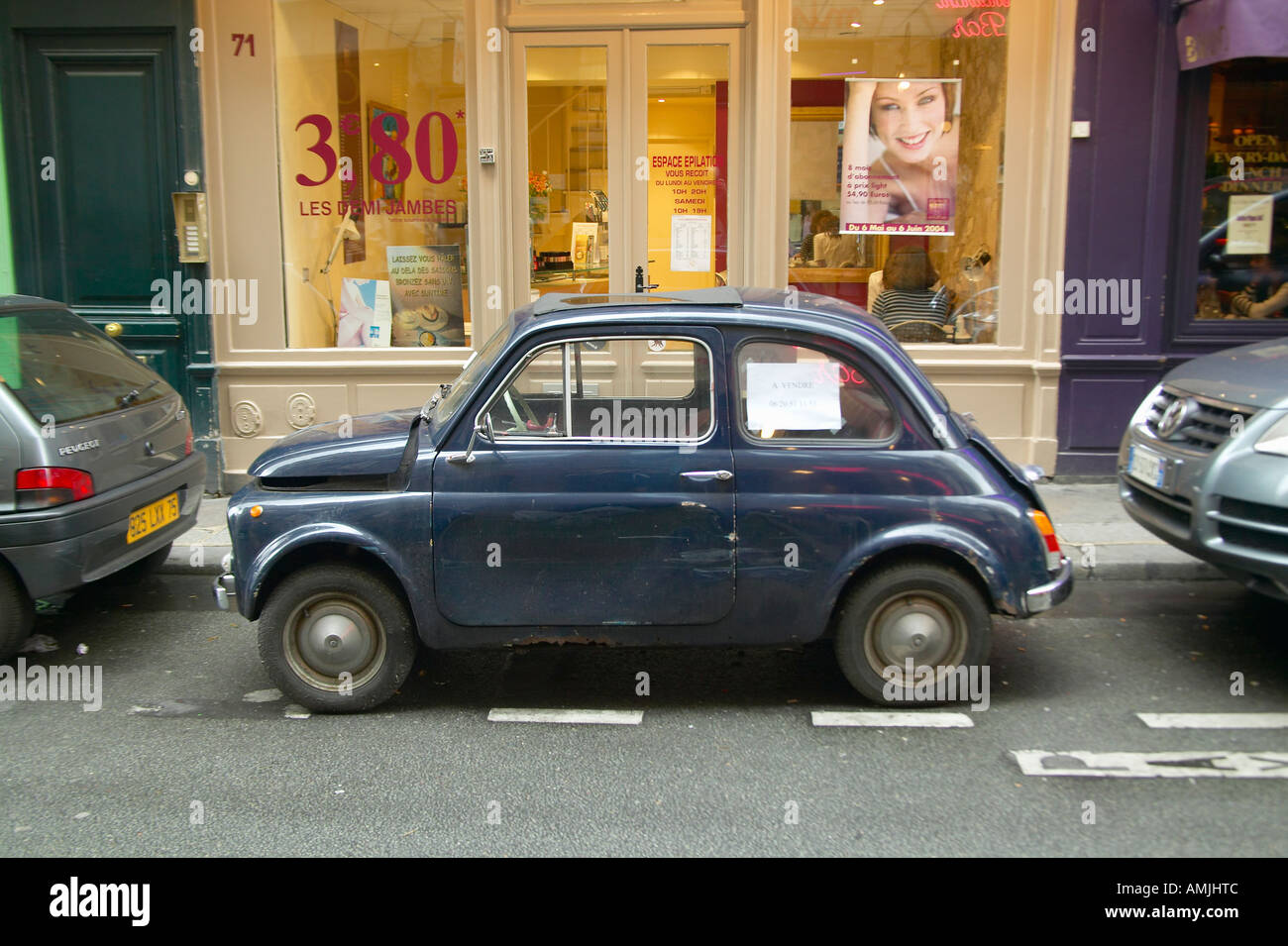 Petite voiture garée sur la rue Paris France Banque D'Images