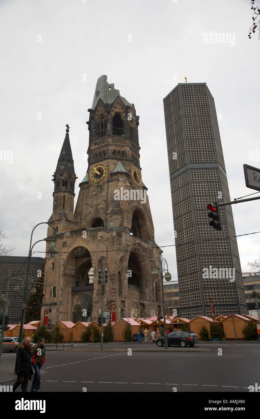 Église du Souvenir Kaiser Wilhelm nouveau clocher et marché de noël Berlin Allemagne Banque D'Images