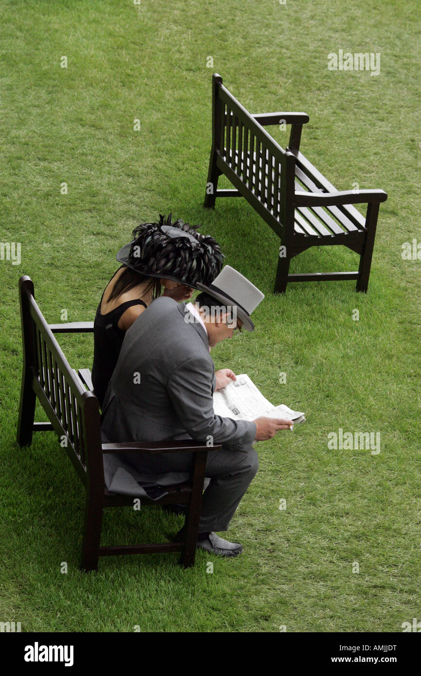 L'homme et la femme assise sur un banc à Royal Ascot course de chevaux, York, Grande-Bretagne Banque D'Images