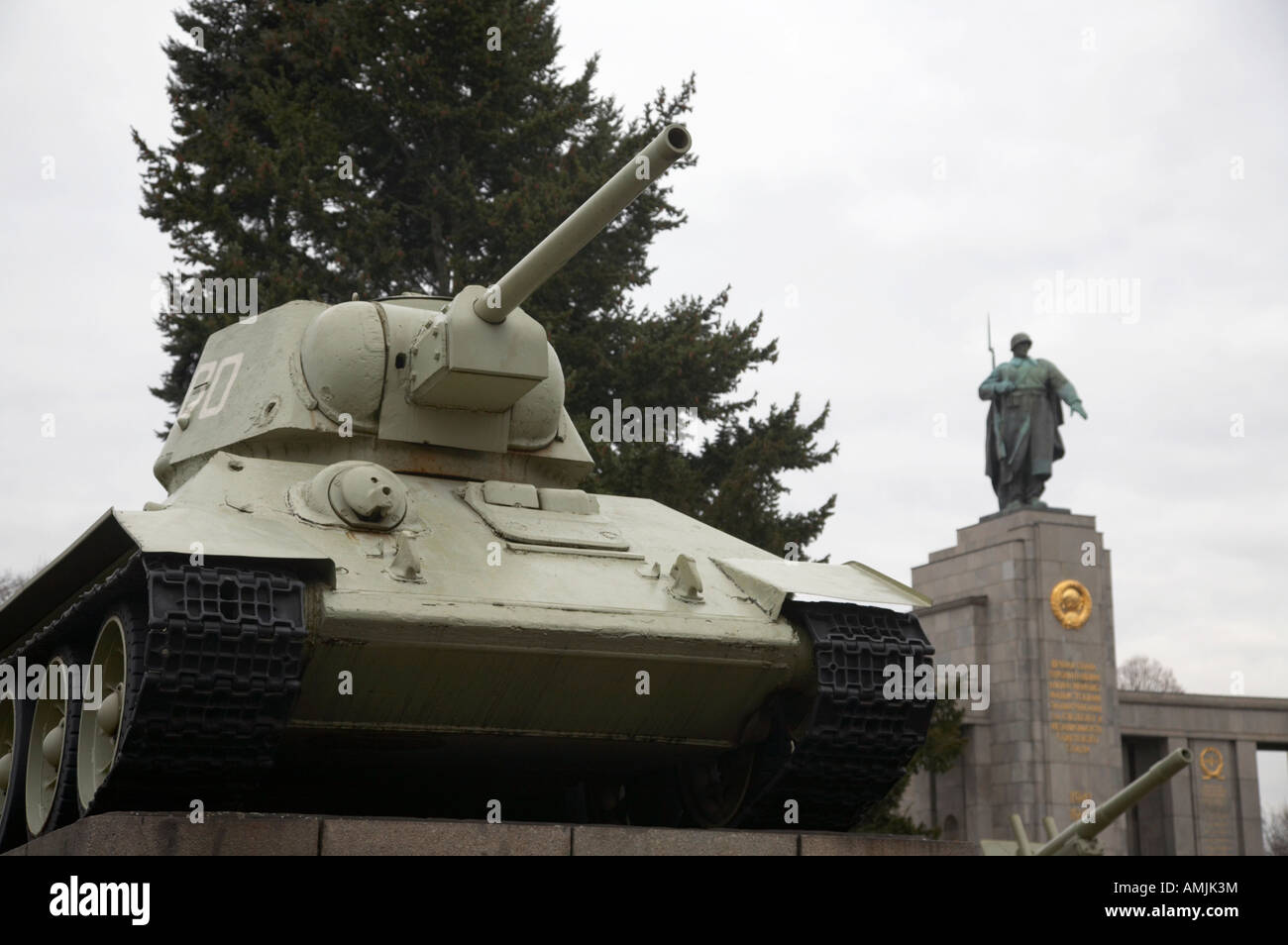 T 34 tank au monument commémoratif de guerre soviétique Tiergarten Berlin Allemagne Banque D'Images