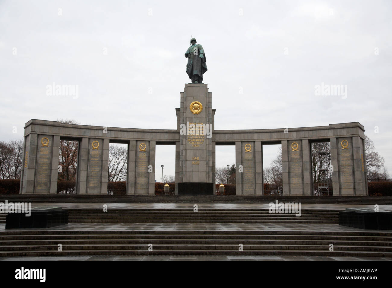 La STOA du soldat avec statue de monument commémoratif de guerre soviétique Tiergarten Berlin Allemagne Banque D'Images