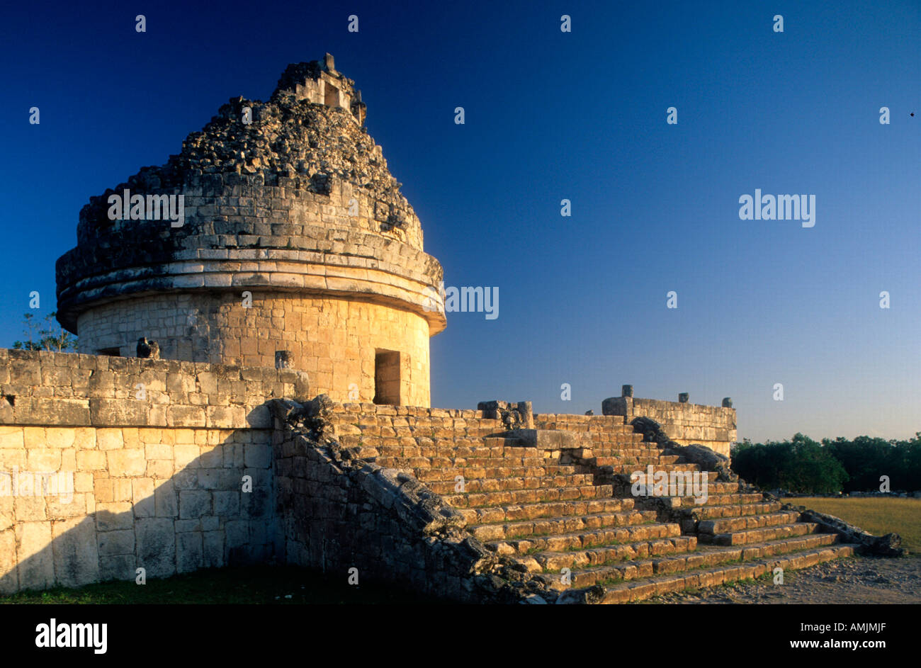 Mexiko, Yucatan, Chichen Itza, El Caracol, die Schnecke, Rundturm und Zugangstreppe zum astronomisches Observatorium. Banque D'Images