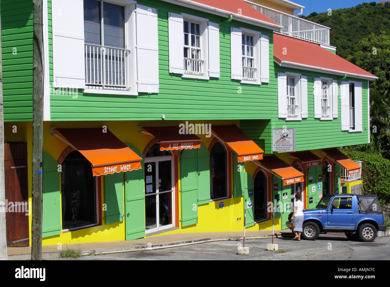 Des boutiques aux couleurs vives et des auvents Gustavia St Barth Banque D'Images