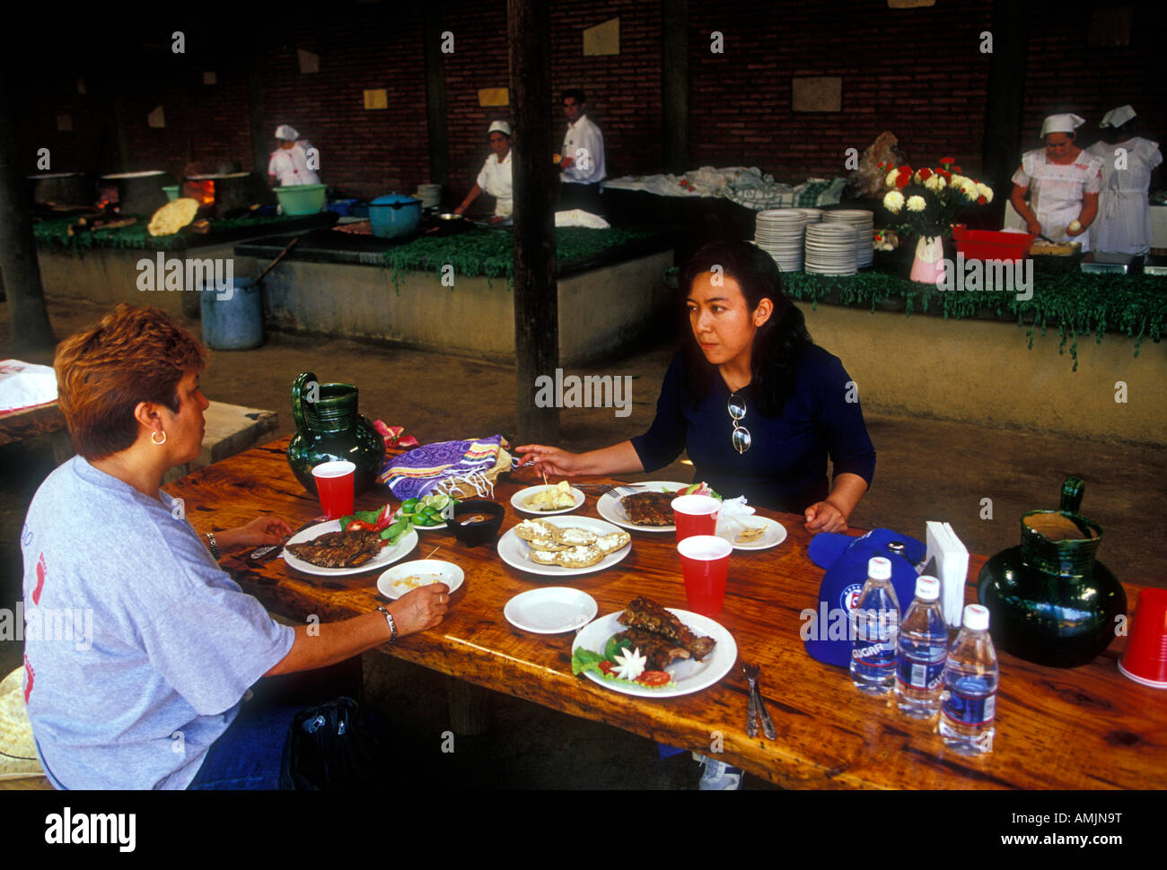 2, 2, les Mexicains, les femmes mexicaines, les femmes adultes de manger, la nourriture mexicaine et verre, restaurant mexicain, Restaurant La Capilla, Zaachila, État de Oaxaca, Mexique Banque D'Images