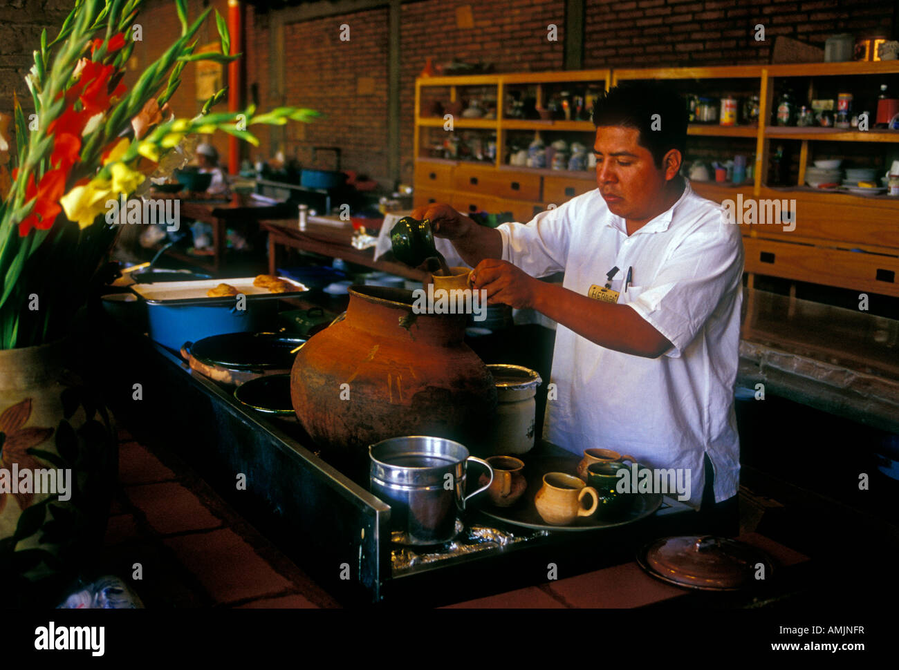 L'homme du Mexique, cuisinier, la cuisine, la préparation des aliments, la nourriture mexicaine et verre, restaurant mexicain, restaurant la Capilla, zaachila, état de Oaxaca, Mexique Banque D'Images