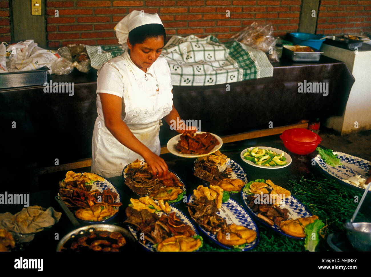 Femme mexicaine, cuisinier, la cuisine, la préparation des aliments, la nourriture mexicaine et verre, restaurant mexicain, Restaurant La Capilla, Zaachila, État de Oaxaca, Mexique Banque D'Images