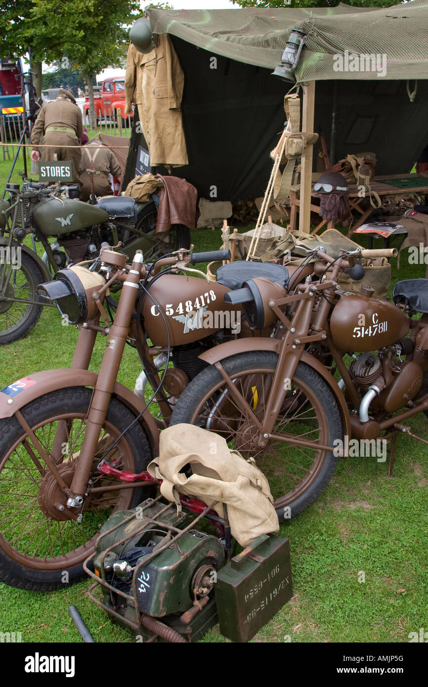 Re-créé moto militaire et l'envoi sur le terrain de l'aire de service à  Goodwood Revival, Sussex, UK Photo Stock - Alamy