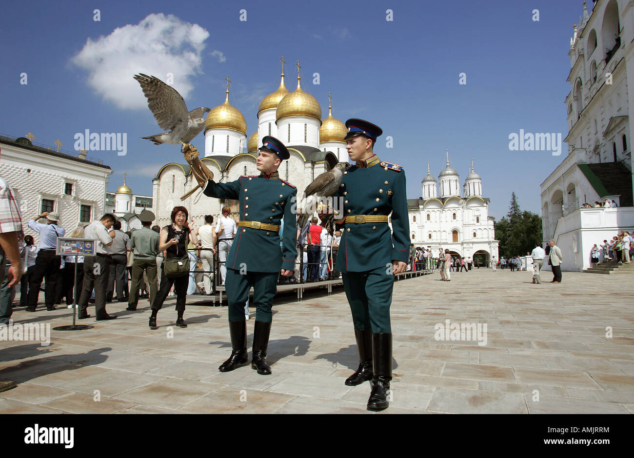 Les soldats en uniforme traditionnel des Tsars Guard, avec leurs faucons, Moscou, Russie Banque D'Images