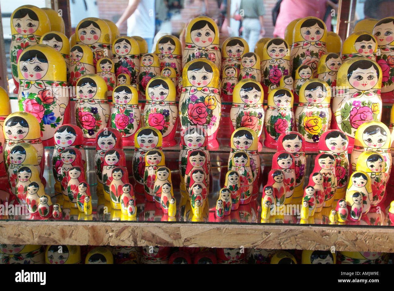 Nidification Babushka doll boutique de souvenirs Bulgarie République Populaire Narodna Republika Bulgariya la péninsule des Balkans au sud-est de l'Europe Banque D'Images