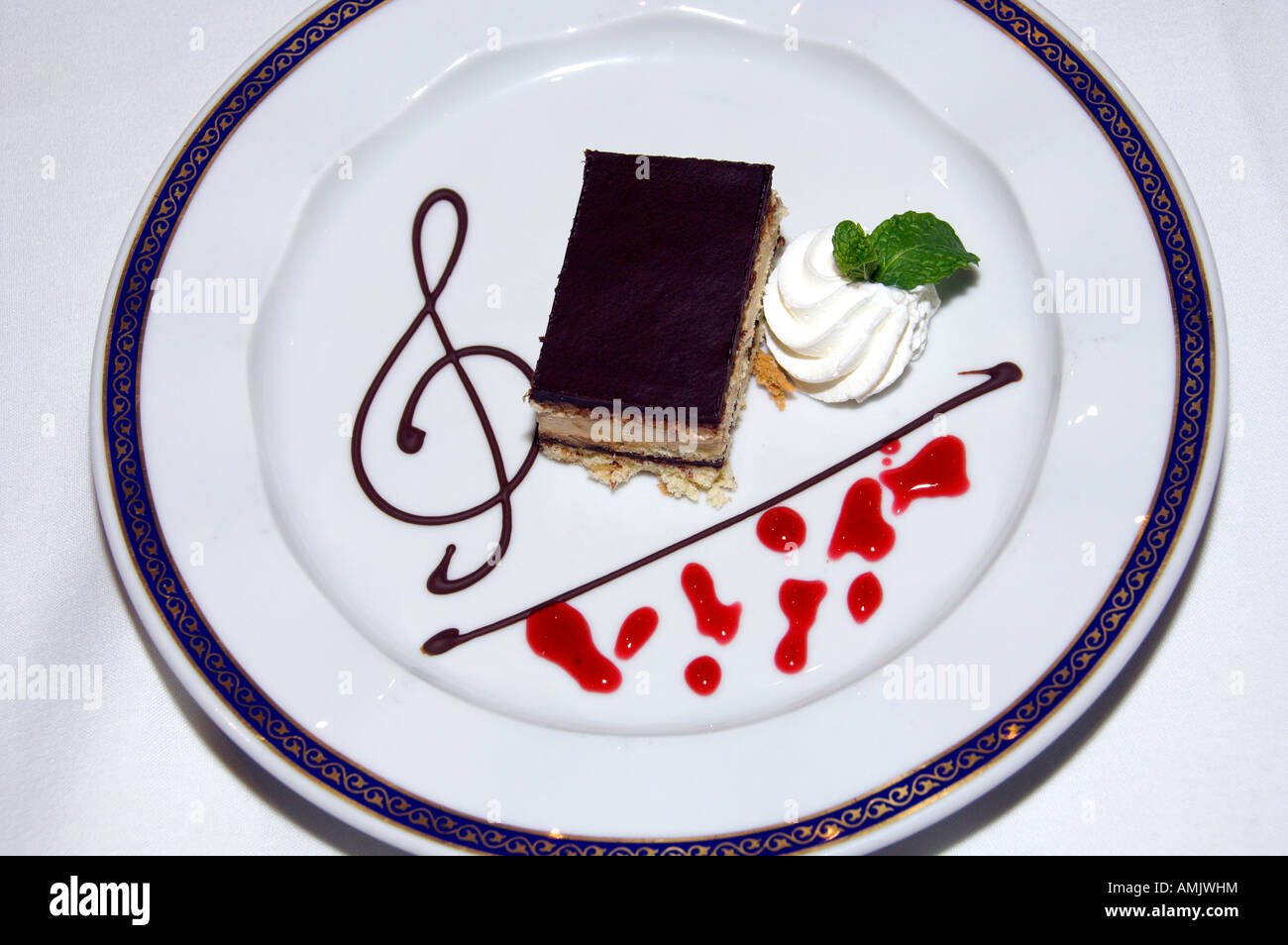 Dessert gâteau opéra sur le navire de croisière Holland America Ryndam Banque D'Images