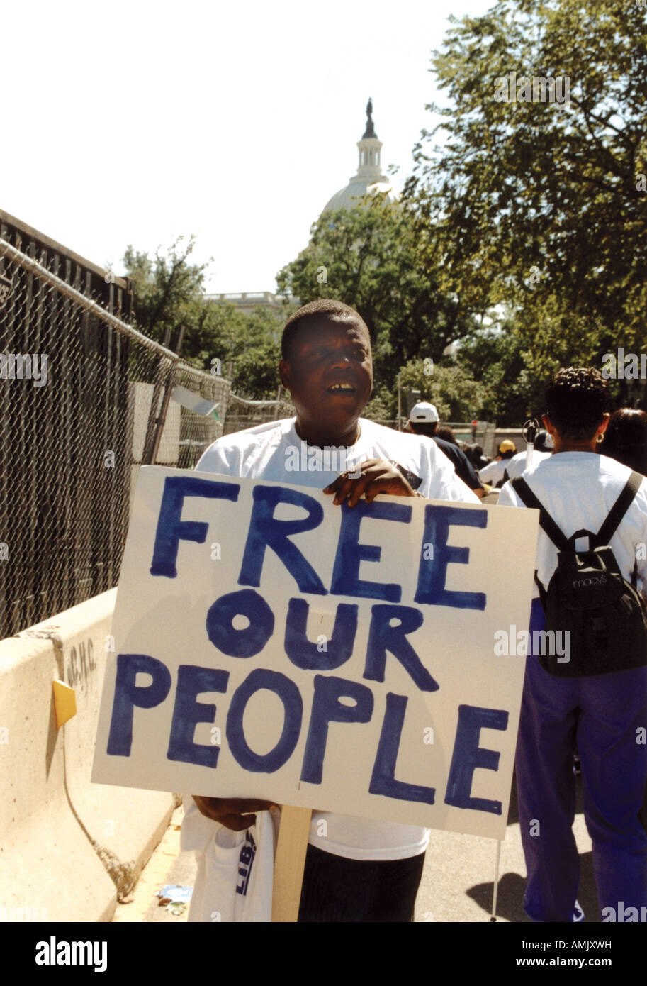 Homme avec un handicap avec un panneau de notre peuple sur le chemin de la capitale américaine Banque D'Images