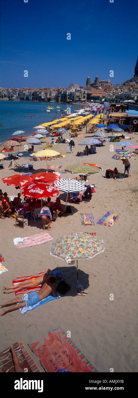Scène de plage Cefalu Sicile Italie Banque D'Images