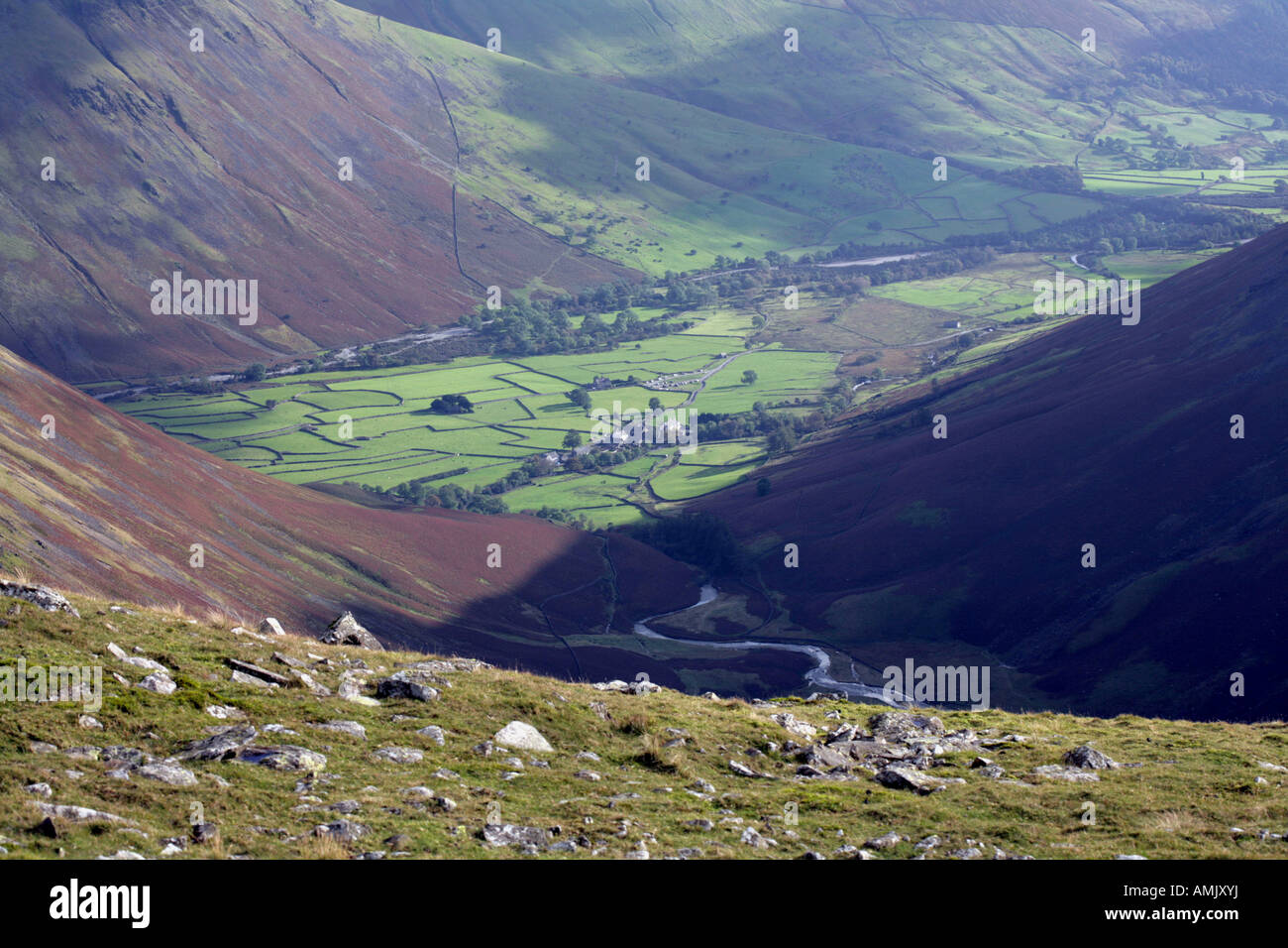 La lumière du soleil éclairant Wasdale Head & tendances néolithique Wasdale du pilier Cumbria England Banque D'Images