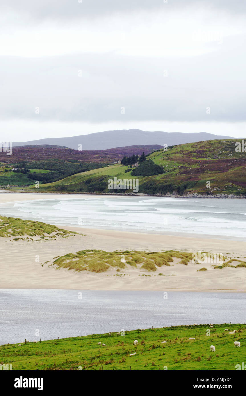 La rivière Naver se jette dans la baie à Invernaver Torrisdale, Bettyhill, Sutherland, sur la côte nord d'Écosse. Banque D'Images