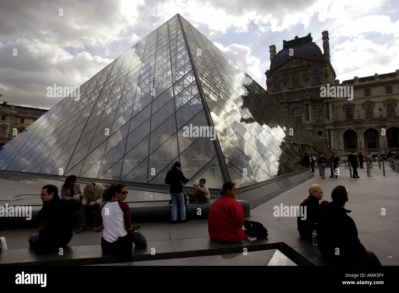 La pyramide du Louvre en face de l'entrée principale du musée du Louvre, Paris, France Banque D'Images