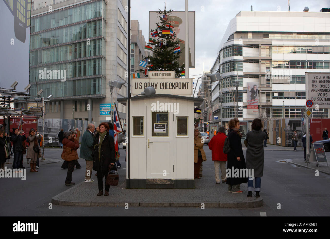 Les touristes à Checkpoint Charlie cabine ersatz de la reconstruction dans le milieu de l'Allemagne Berlin Friedrichstraße Banque D'Images