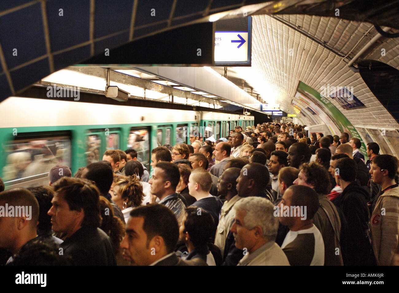 Métro parisien et passagers Banque de photographies et d’images à haute ...