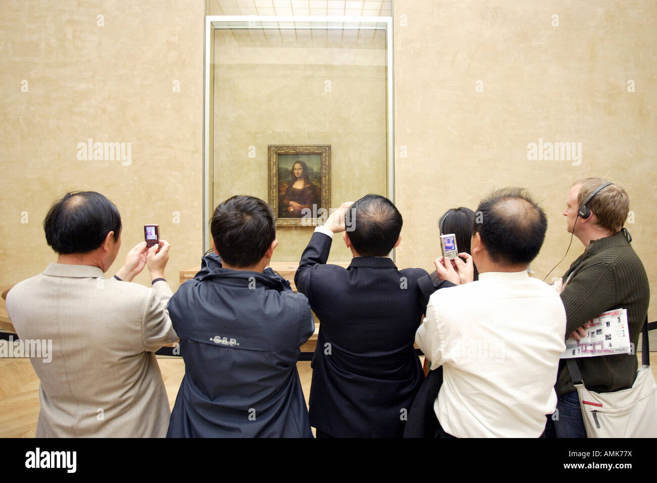 Les touristes prennent des photos de la Joconde au Musée du Louvre, Paris, France Banque D'Images