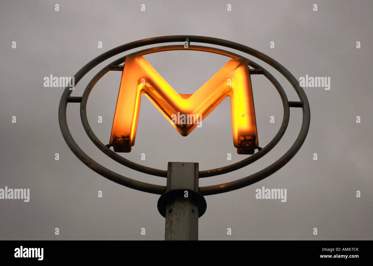 Un -M- signe marquant l'entrée du métro, Paris, France Banque D'Images