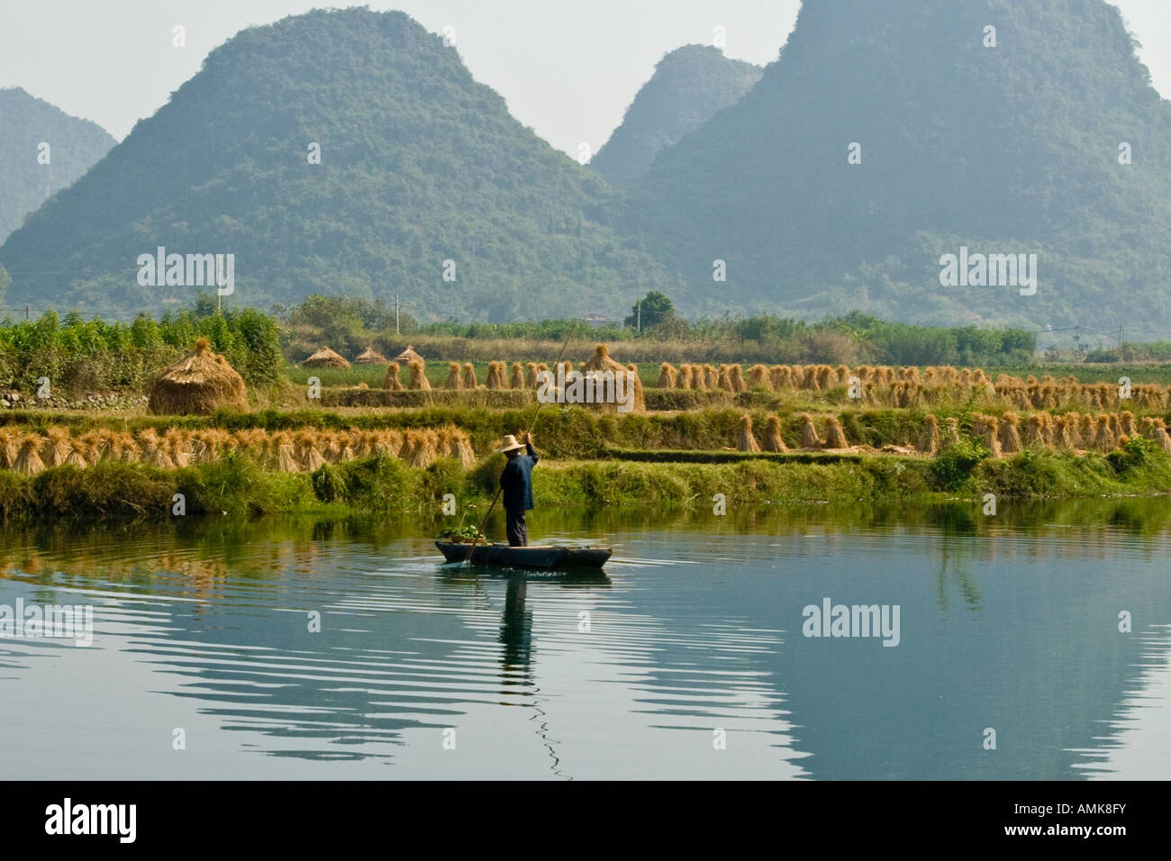 Fermier chinois sur un radeau en bambou dans la rivière Li Jiang Karsts calcaire Yangshuo Chine Guangxi Banque D'Images