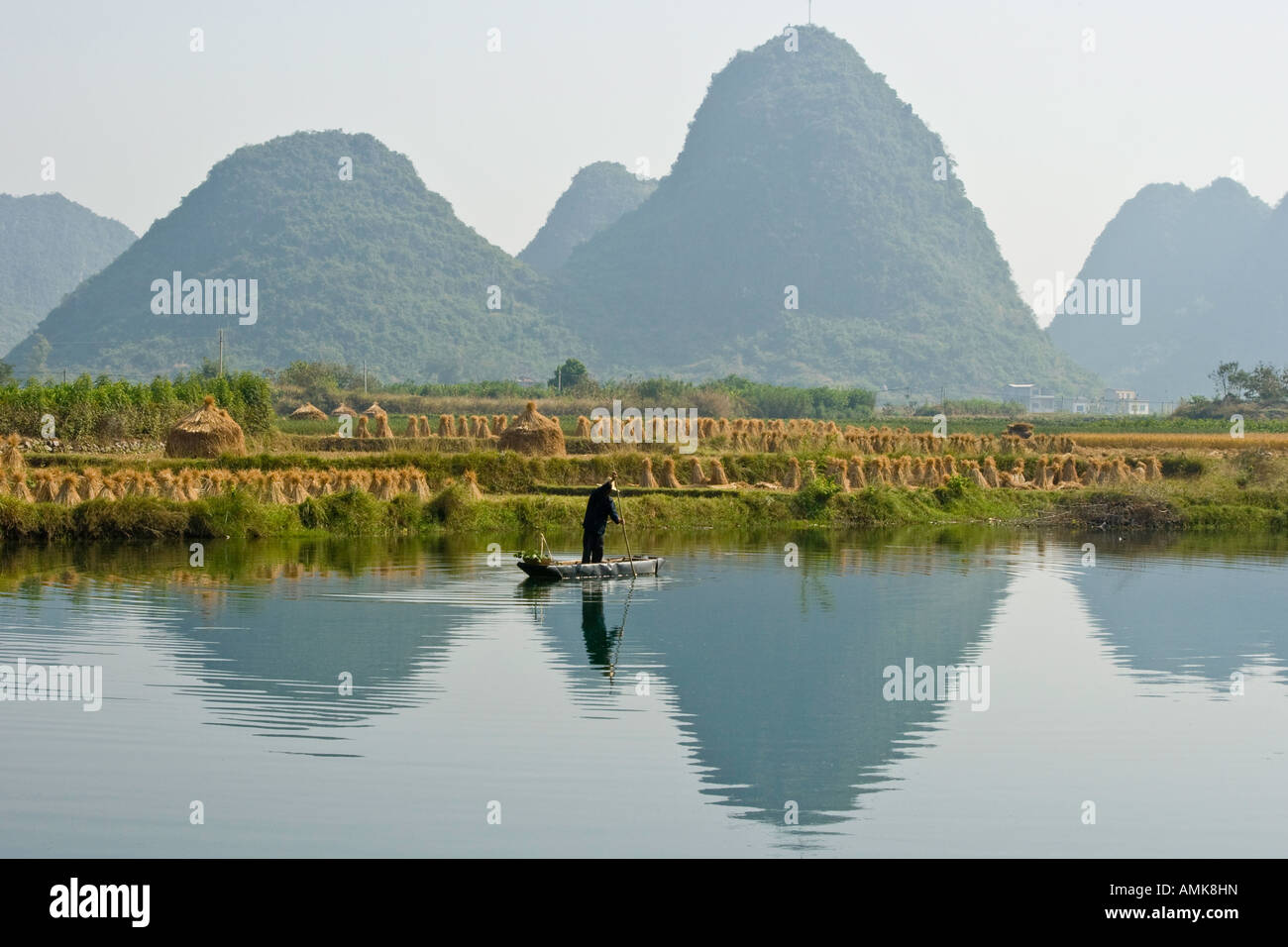 Fermier chinois sur un radeau en bambou dans la rivière Li Jiang Karsts calcaire Yangshuo Chine Guangxi Banque D'Images