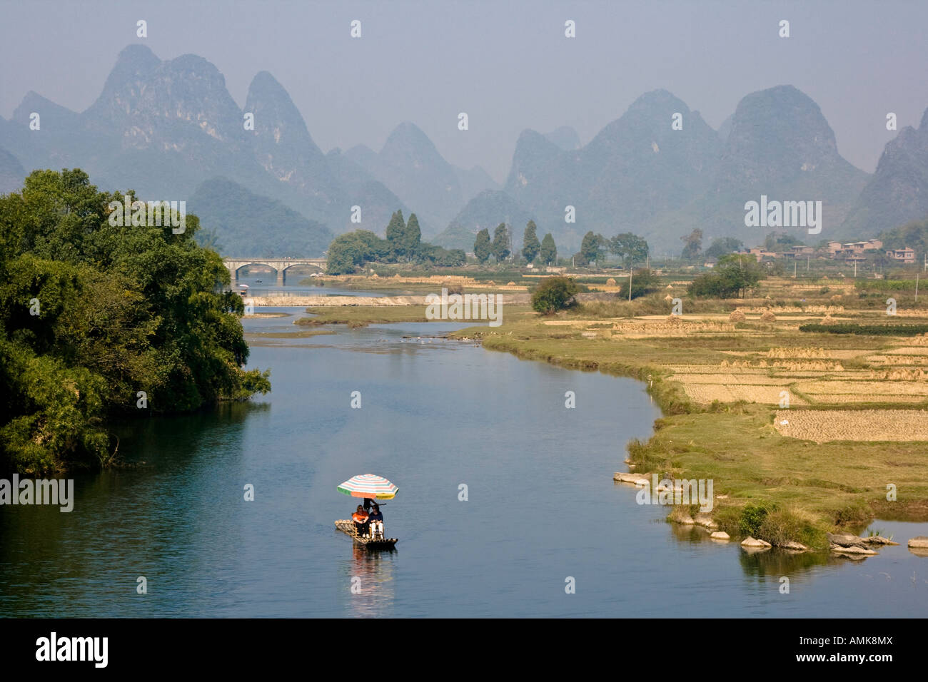 Les touristes du rafting sur des radeaux de bambou Rafting sur la rivière Yangshuo Chine Banque D'Images