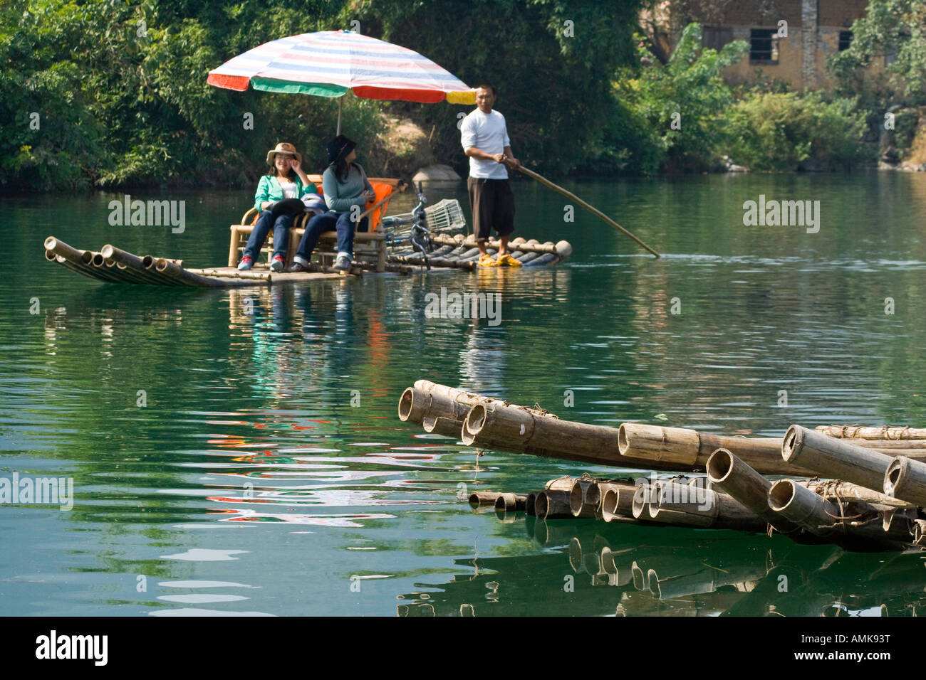 Les touristes du rafting sur des radeaux de bambou Rafting sur la rivière Yangshuo Chine Banque D'Images