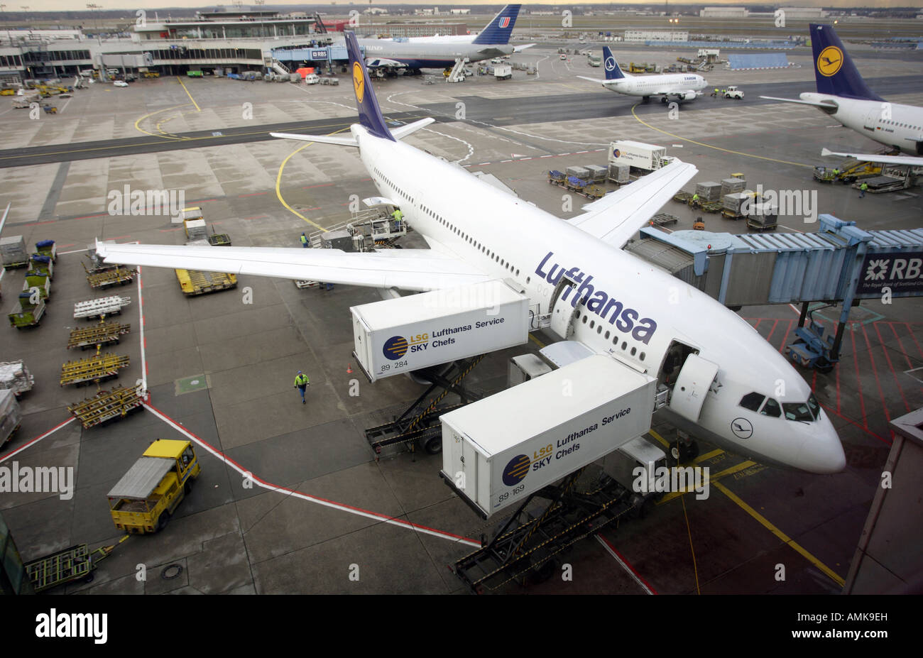 Un avion de la Lufthansa à l'aéroport de Francfort sur le Main, Allemagne Banque D'Images
