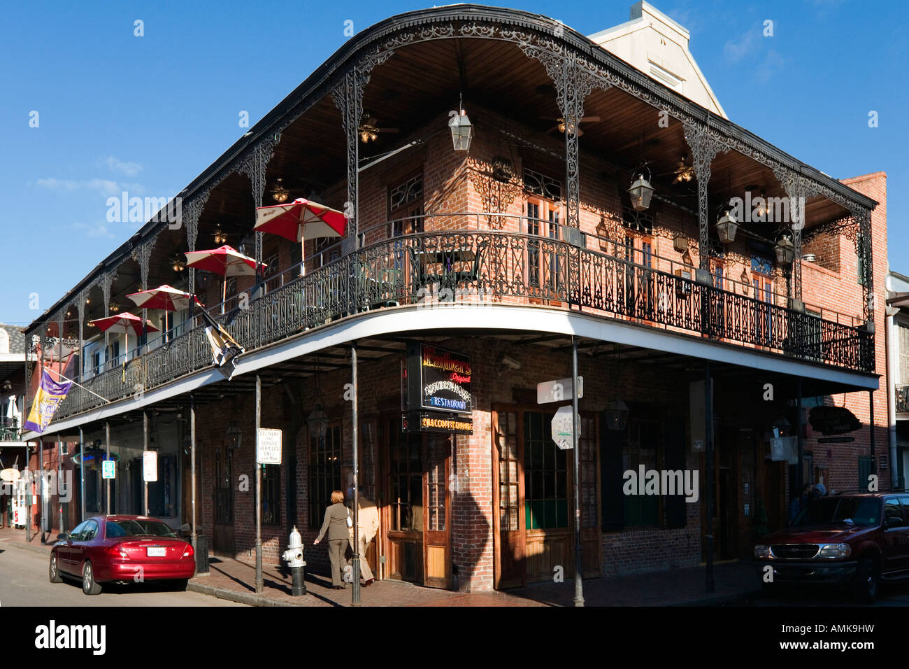 Restaurant typique avec des balcons en fer forgé, Quartier français, la Nouvelle Orléans, Louisiane, USA Banque D'Images