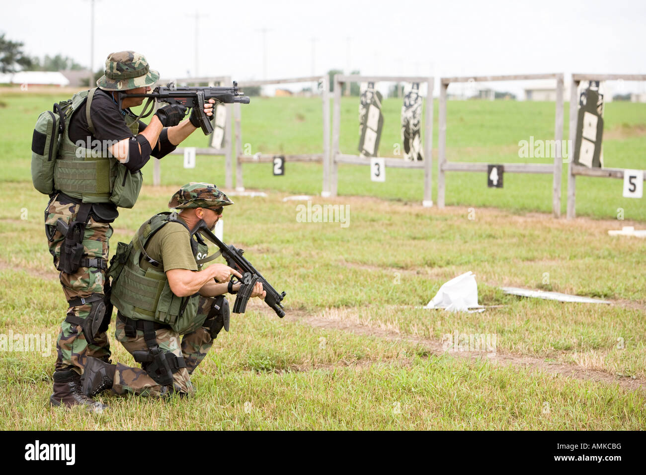 Les agents de tri au cours de tir de la formation. Trier, c'est comme prison SWAT et représente l'équipe d'intervention d'opérations spéciales. Banque D'Images