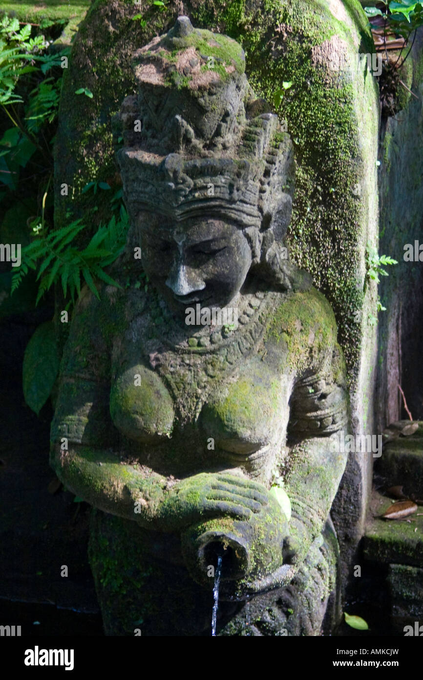 Goddess statue en pierre Fontaine Monkey Forest Ubud Bali Indonésie Banque D'Images