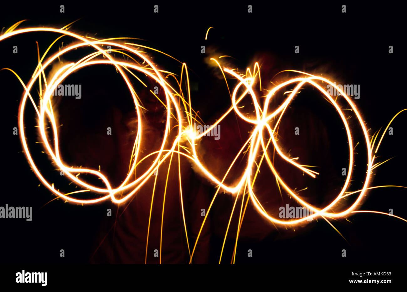 Un garçon et une fille célébrer avec Fireworks par nuit . Banque D'Images Un garçon et une fille célébrer avec Fireworks par nuit . Banque D'Images