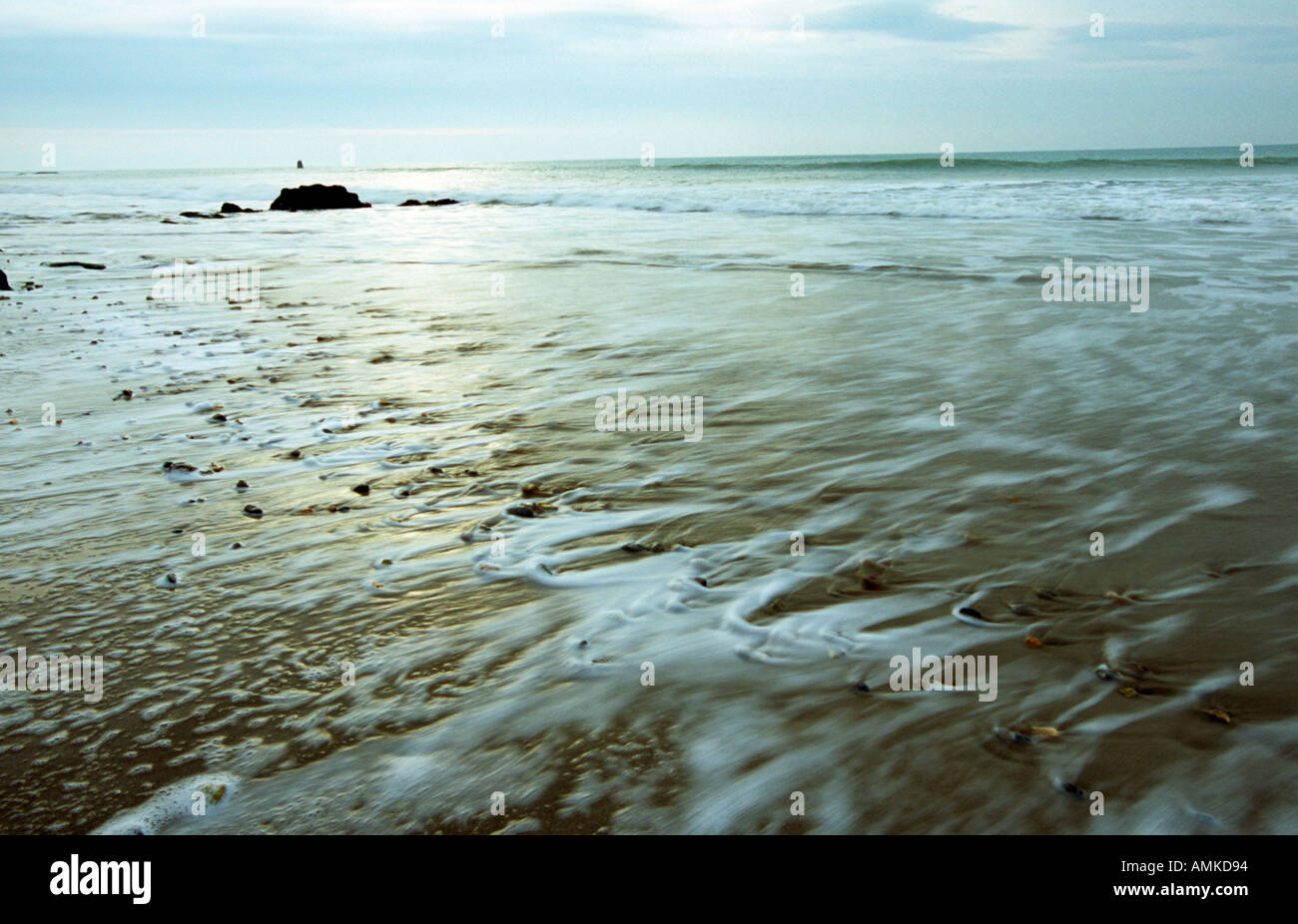 Vagues venant et revenant sur la côte de l'île de Wight. Banque D'Images Vagues venant et revenant sur la côte de l'île de Wight. Banque D'Images