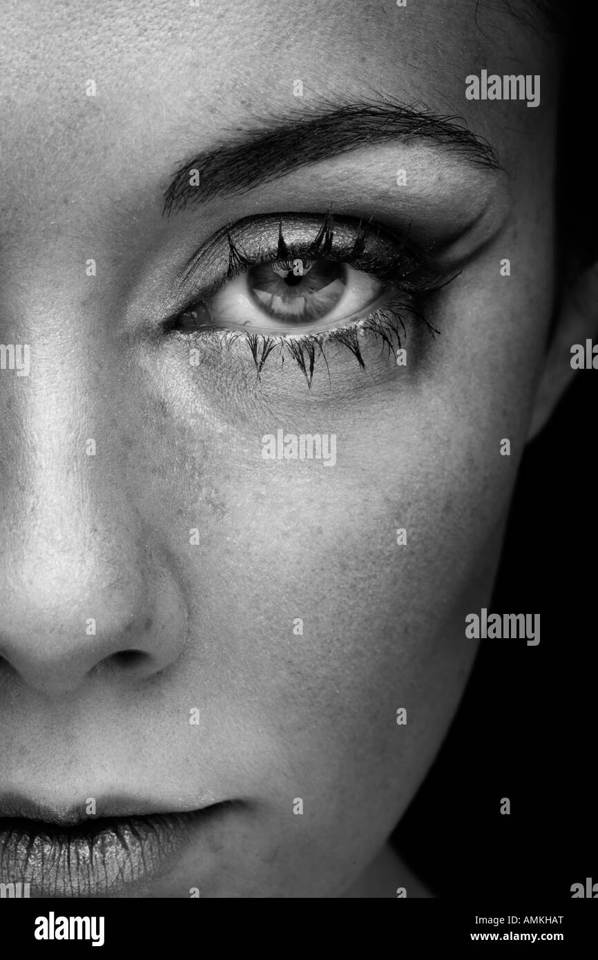 Close Up Noir Et Blanc De La Moitie D Un Visage De Femme Photo Stock Alamy