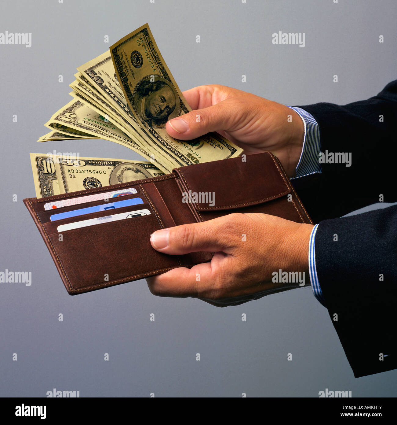 En tenant la main de Dollar Américain le porte-monnaie Photo Stock - Alamy