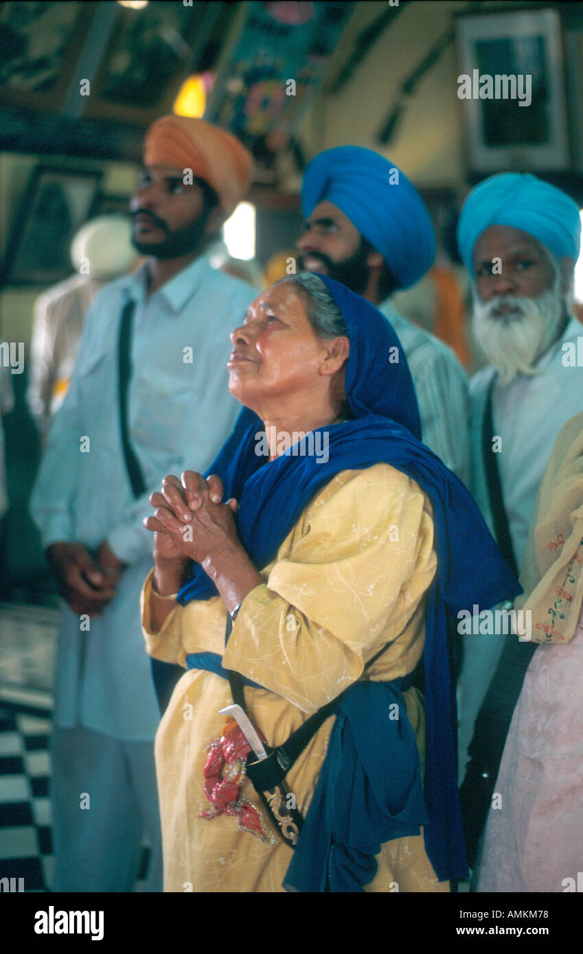 Un Sikh femmes priant au Takht Harimandir Sahib gurudwara à Patna Bihar en Inde Le Gurudwara est dédié à la dixième Banque D'Images