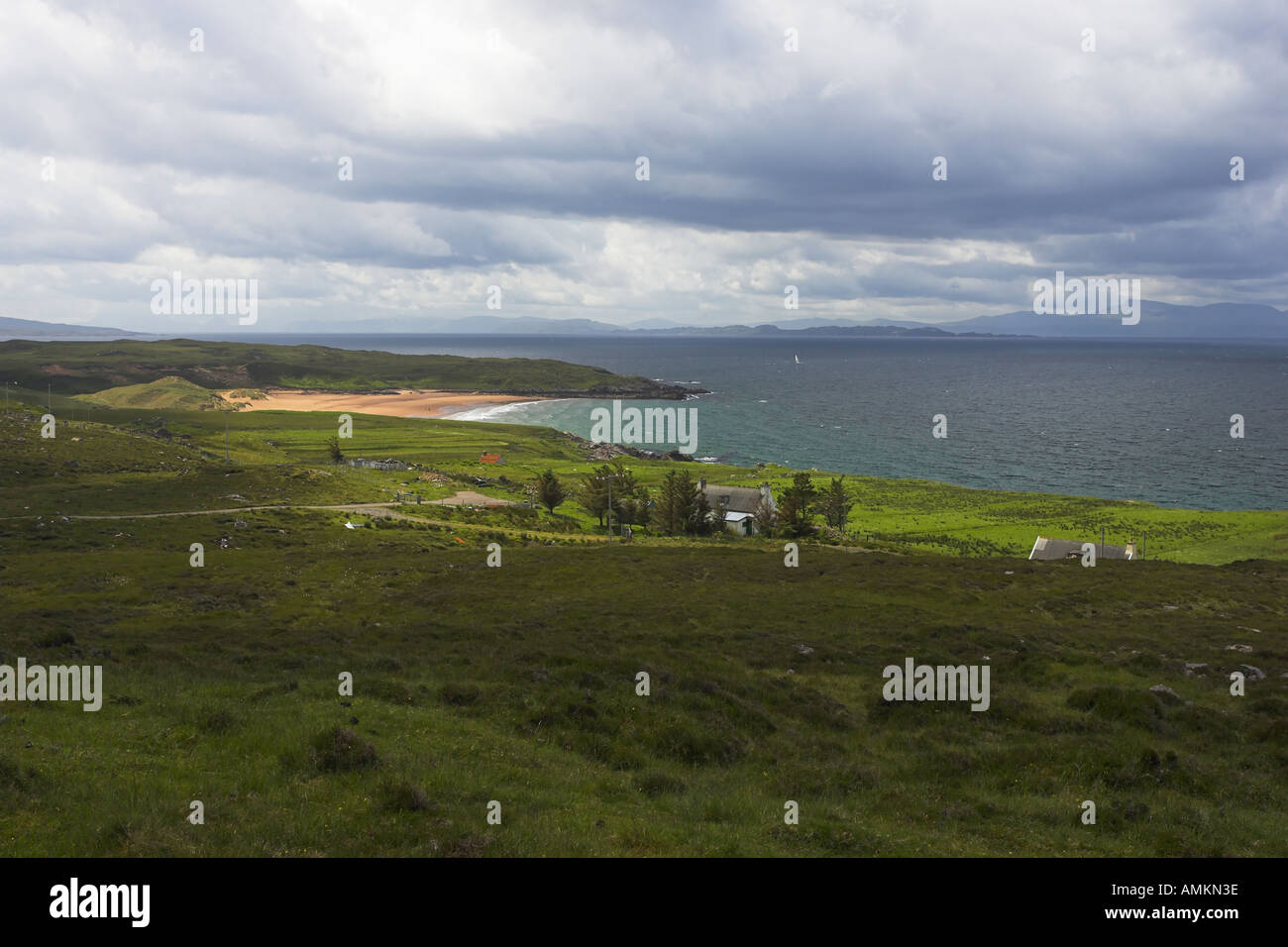 La plage de sable à distance au nord-ouest de Redpoint, Highlands, Scotland UK Banque D'Images