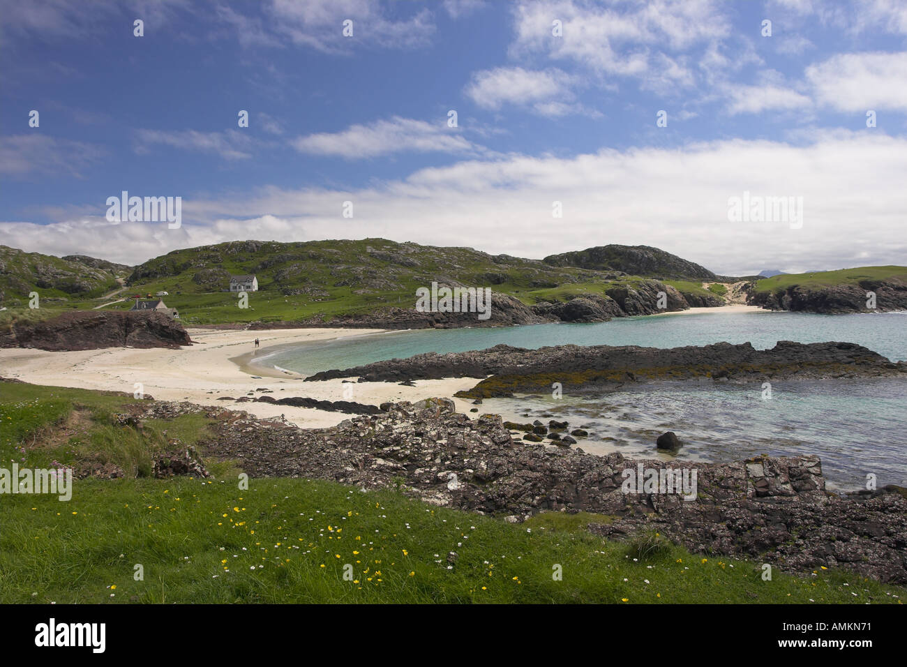 Une plage de sable blanc de desserted à Clachtoll, dans les Highlands écossais, en Écosse au Royaume-Uni UK Banque D'Images