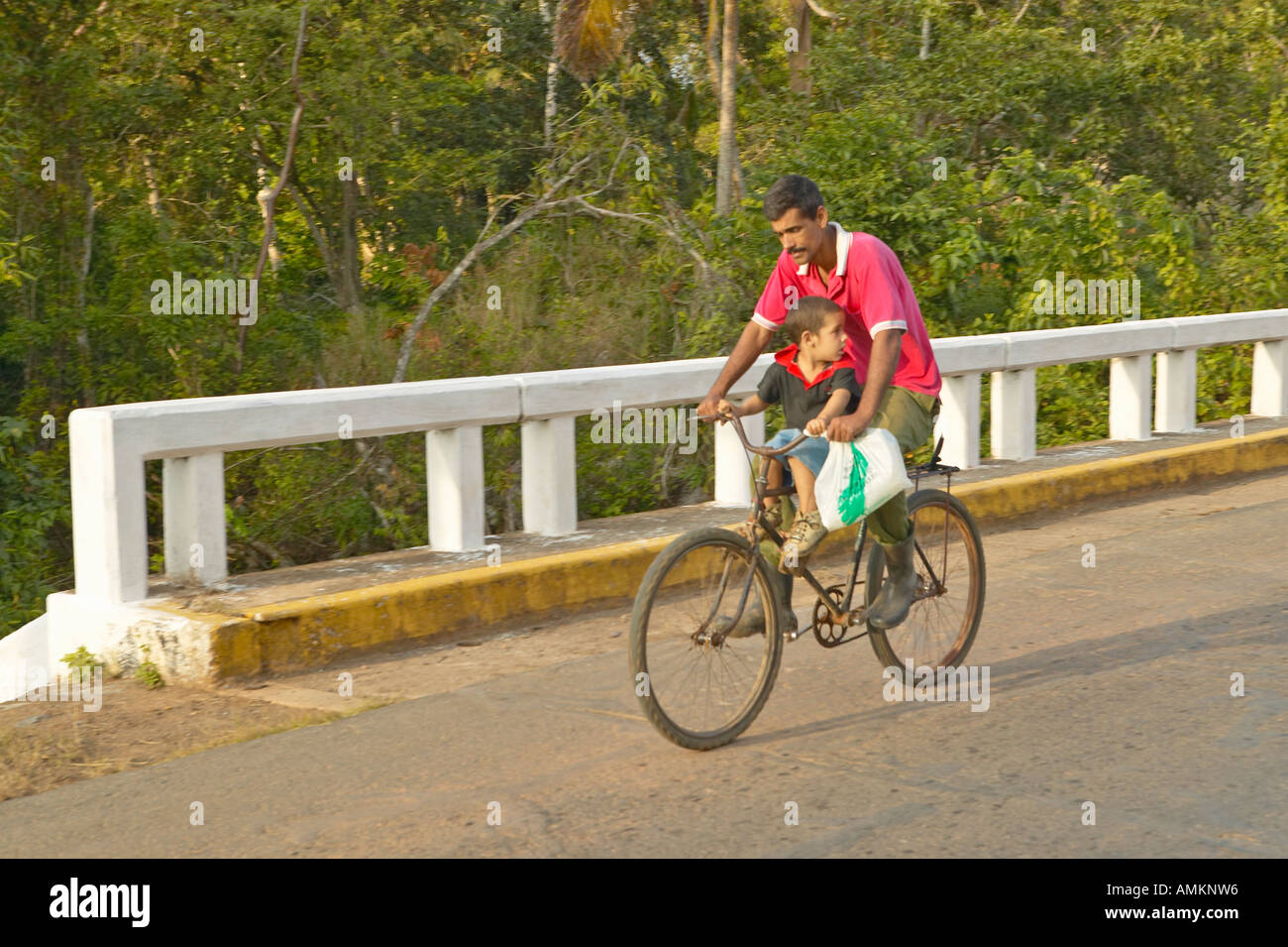 Père et fils de la bicyclette dans la Valle de Vinales au centre de Cuba Banque D'Images