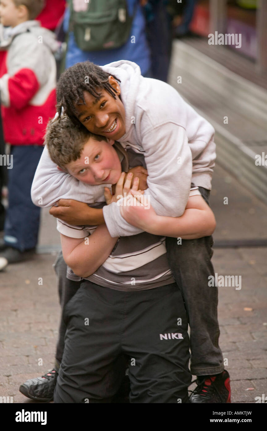 Les garçons jouer combats loughborough UK Banque D'Images