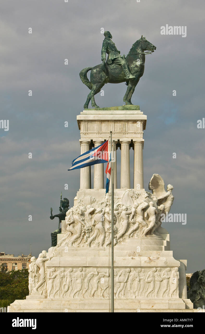 Monument à Maximo Gomez avec drapeau cubain dans le vent dans la vieille Havane Cuba Banque D'Images