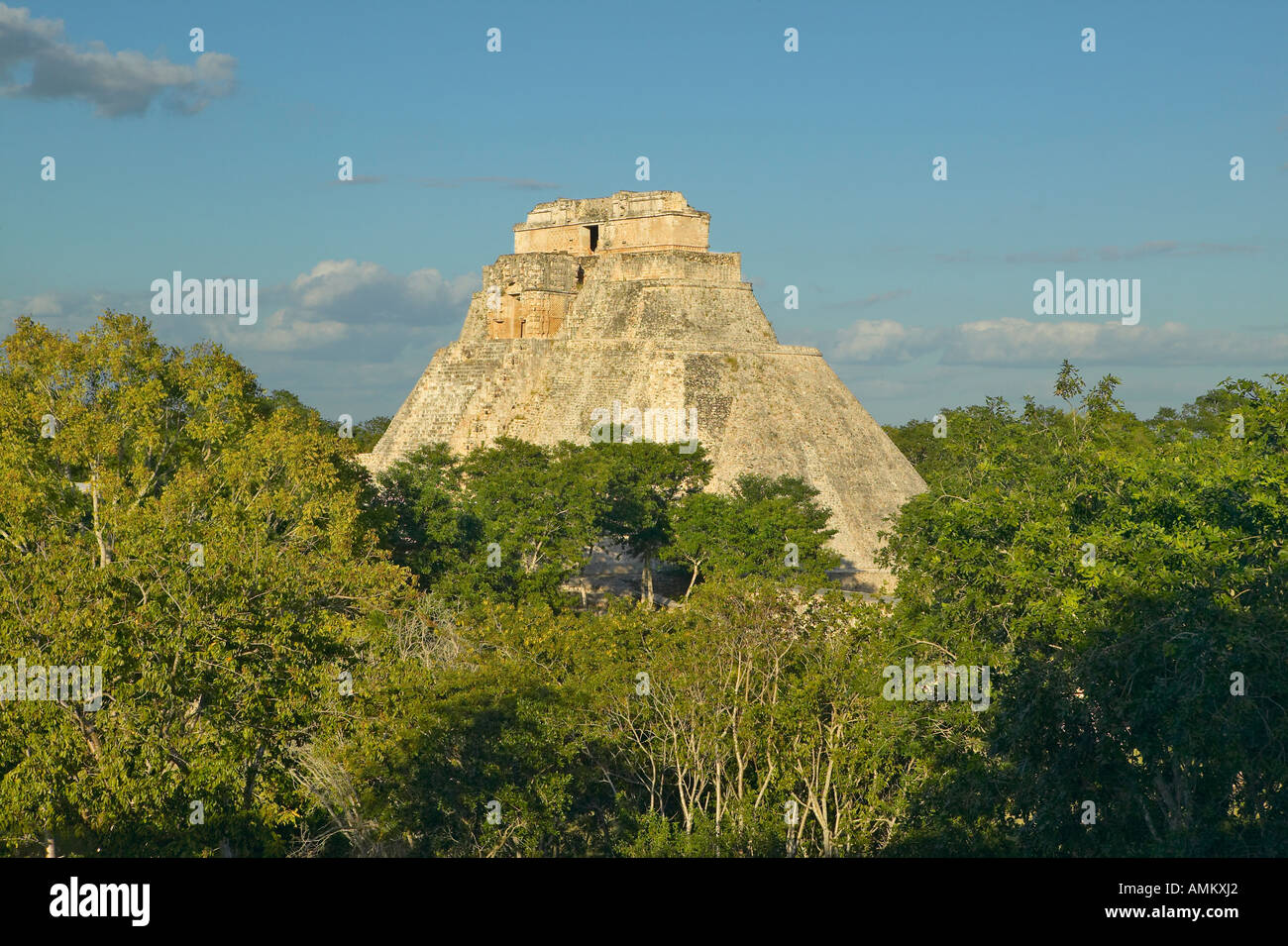 Pyramide du Magicien ruine Maya et pyramide d'Uxmal dans le Yucatan au Mexique au coucher du soleil Banque D'Images
