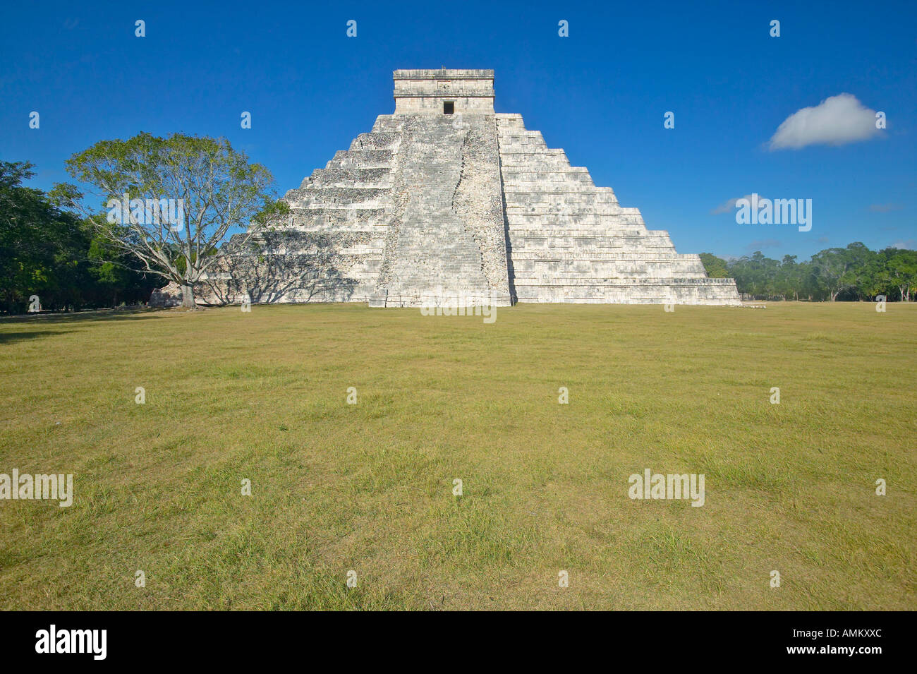 La pyramide Maya de Kukulkan également connu sous le nom d'El Castillo et ruines de Chichen Itza Yucatan Mexique Banque D'Images