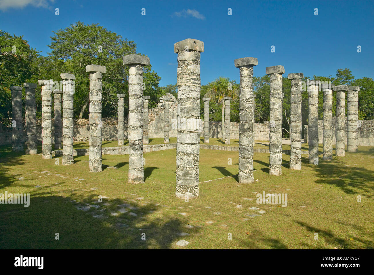 Colonnes entourant une cour gazonnée pour ballgames à Chichen Itza ruines Mayas dans la péninsule du Yucatan au Mexique Banque D'Images