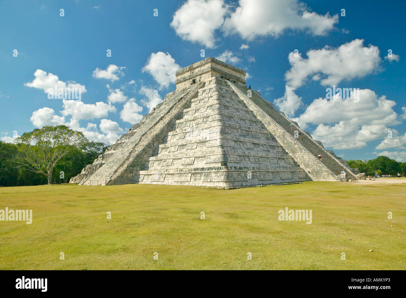 Puffy blanc nuages sur la pyramide maya de Kukulkan également connu sous le nom d'El Castillo et ruines de Chichen Itza Yucatan Banque D'Images