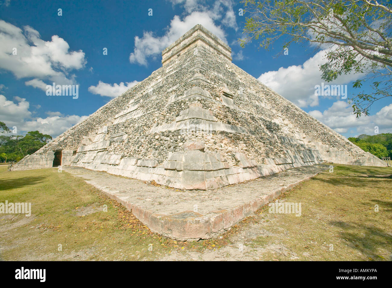 Puffy blanc nuages sur la pyramide maya de Kukulkan également connu sous le nom d'El Castillo et ruines de Chichen Itza Yucatan Banque D'Images